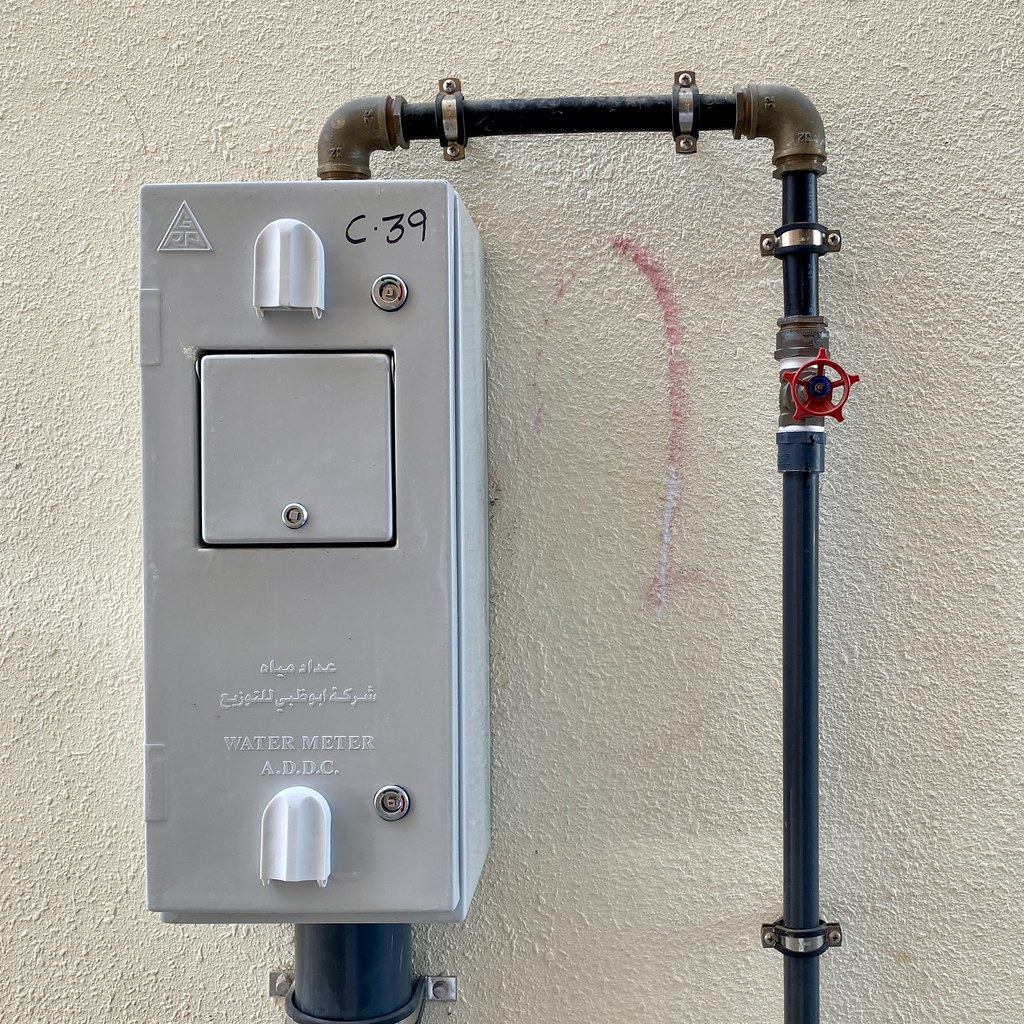 Fugas de agua ocultas: cómo detectarlas con el contador y localizarlas sin romper la pared