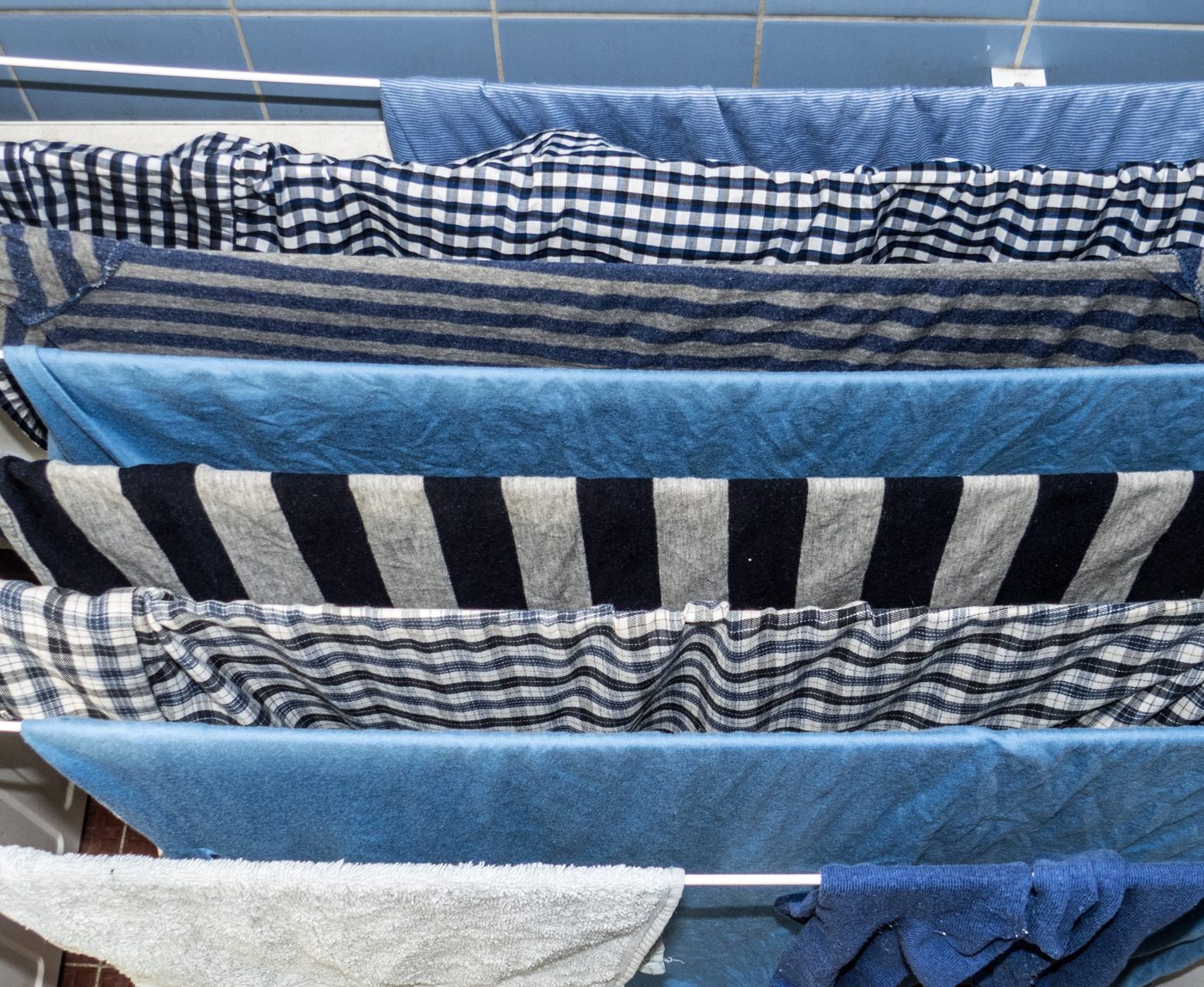 Tender la ropa dentro de casa dispara la humedad: condensación, moho y cómo evitarlo