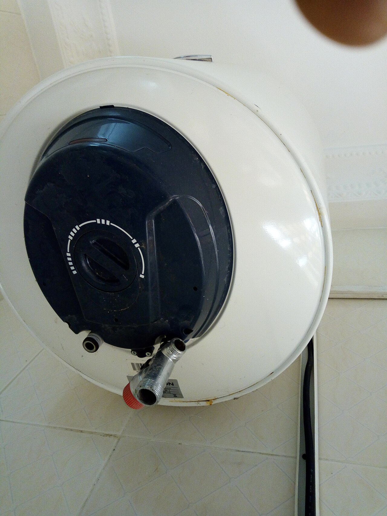 El termo eléctrico no calienta aunque llega corriente: qué revisar